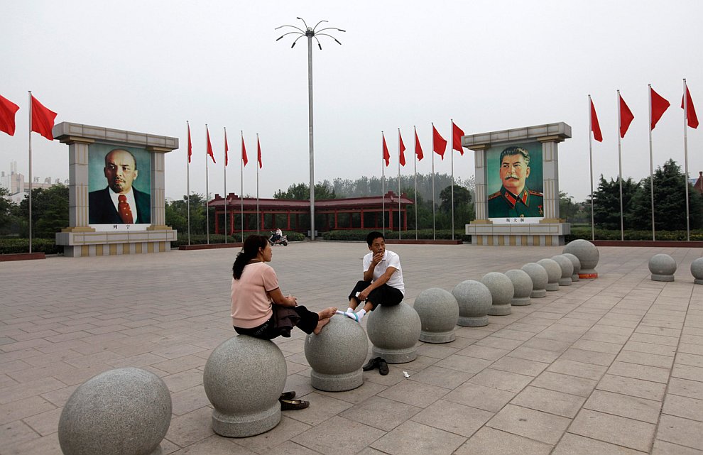 Retratos de Lenin y Stalin en la Plaza Roja de Nanjie Cun