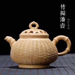 Tetera de Arcilla Púrpura en Cesta de Bambú